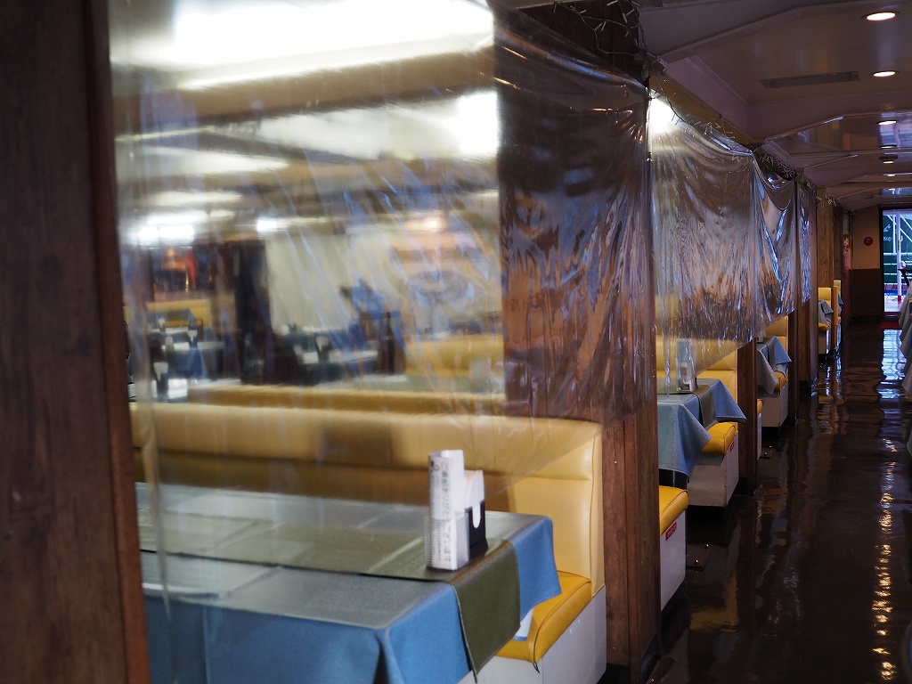 感染防止に向けた取り組み 2Fレストランフロア お客様が多い場合は隣り合う席をビニールで仕切ります。